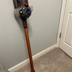 Dyson V8