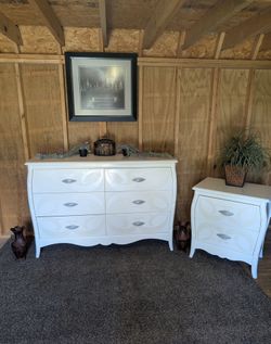 Beautiful Solid Wood 6 Drawer Dresser with 2 Drawer Nightstand