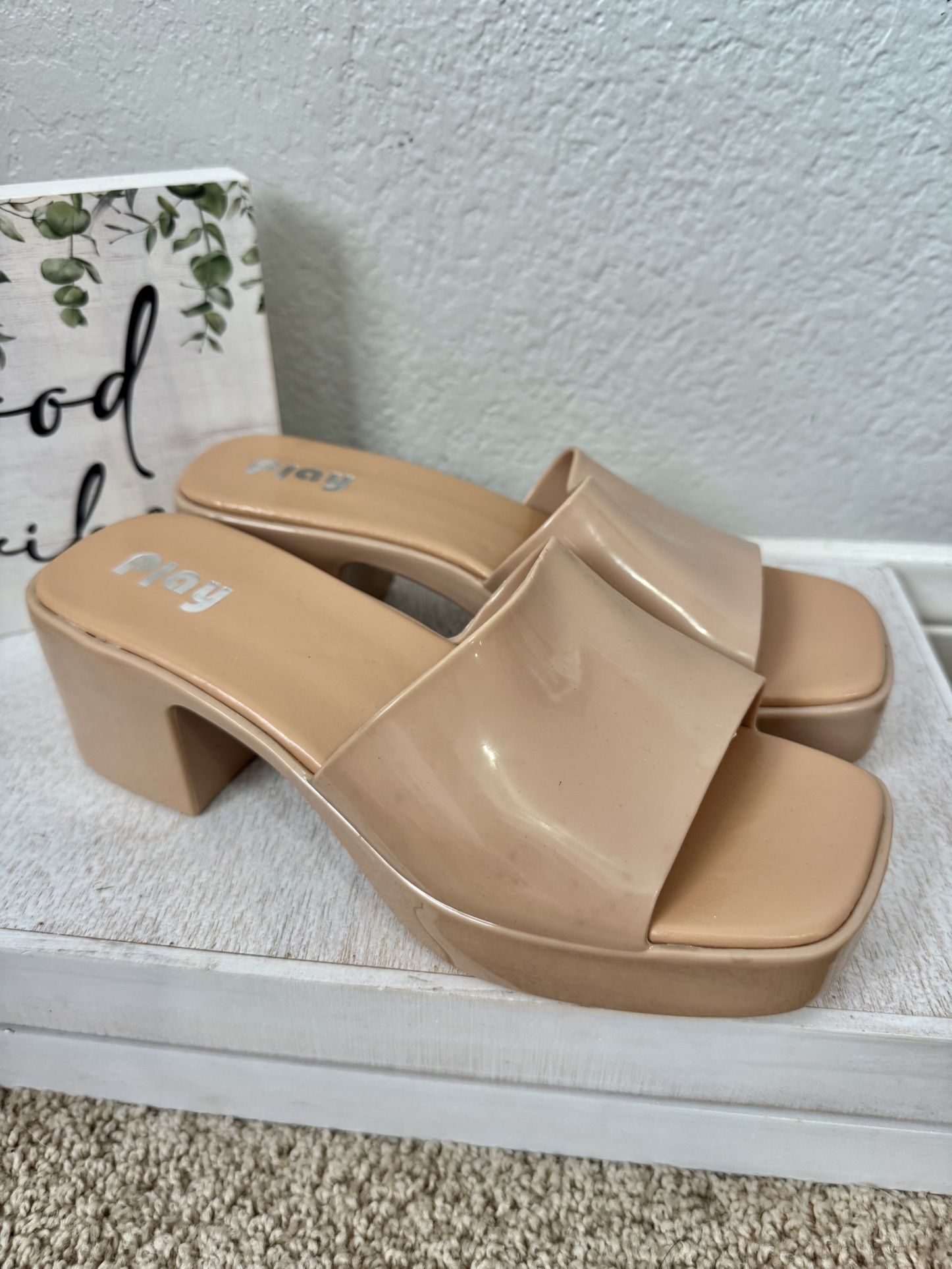 NWOT SIZE 7 heels