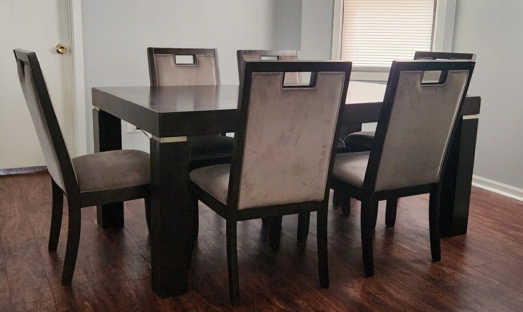 Dining Room Table & 8 Chairs