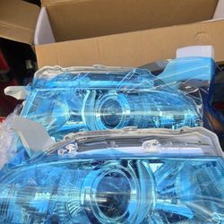 Toyota, Highlander  left and right headlight.