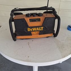 DeWalt DW911 Heavy-Duty Job Site Charger AM/FM Radio.