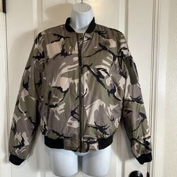 Women’s medium The north face camo jacket 