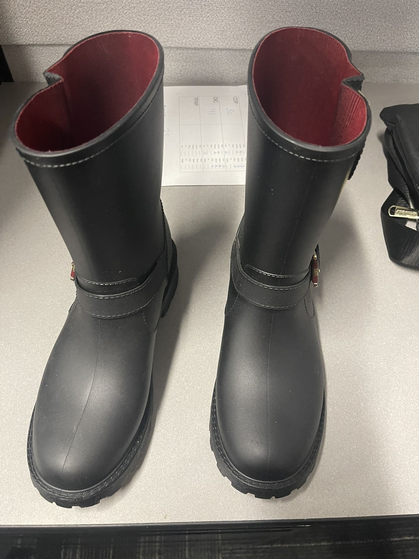 WOMEN. BOOT SIZE 8M. Tommy Hilfiger