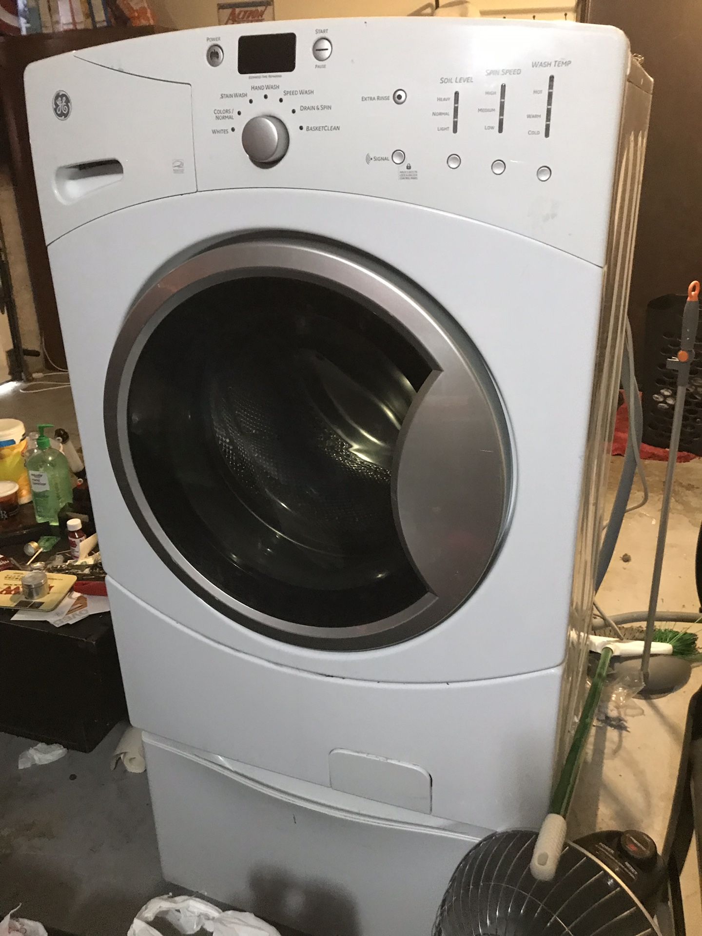 Ge washer and dryer with pedestals for Sale in Renton, WA OfferUp