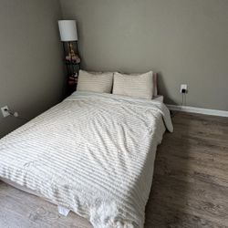 Queen Memory Foam Mattress – Excellent Condition