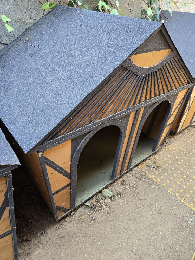 Large Dog House (Available)