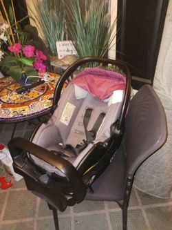 NICE CLEAN BABY CARSEAT AN BASE 20 FIRM