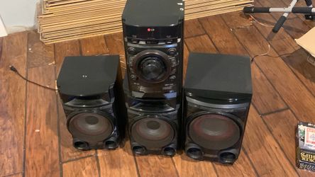 LG Mini Stereo System with Speakers