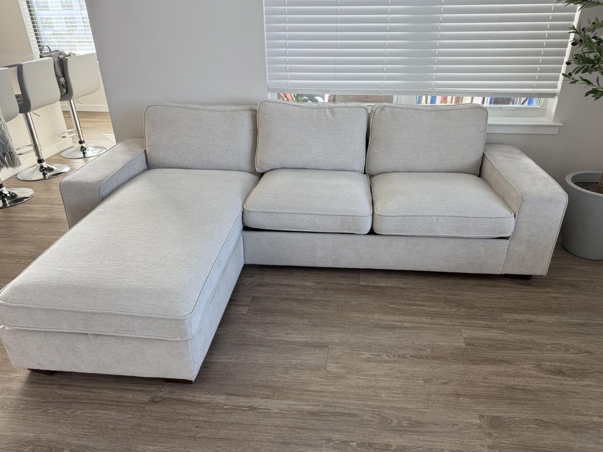 L-shaped sofa in good condition, only a few months old, cost 700, I'm leaving it at a price of 350