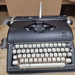 Maplefield Vintage Typewriter - Fits Standard 8 x 11 Inch Paper Sheets