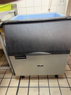 Ice storage bin