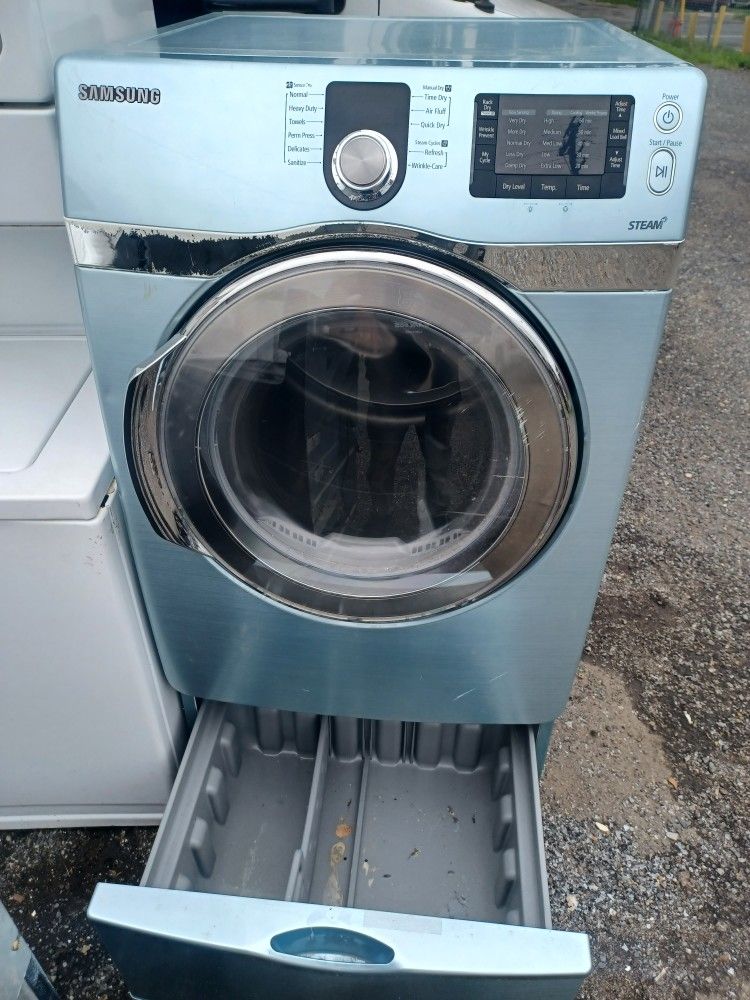 Samsung.
Heavy duty steam electric clothes.Dryer works good ninety day warranty