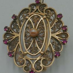14KT YELLOW GOLD VINTAGE PIN / PENDANT WITH 1 PEARL AND 10 ROUND RUBIES 14 GRAM. MINT CONDITION 