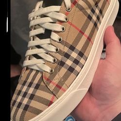 Burberry Shoes New !
