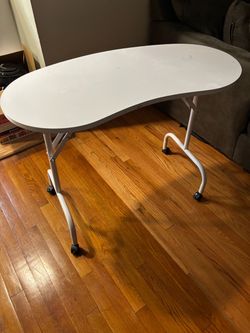 White Kidney-Shaped Nail Manicure Table on Wheels