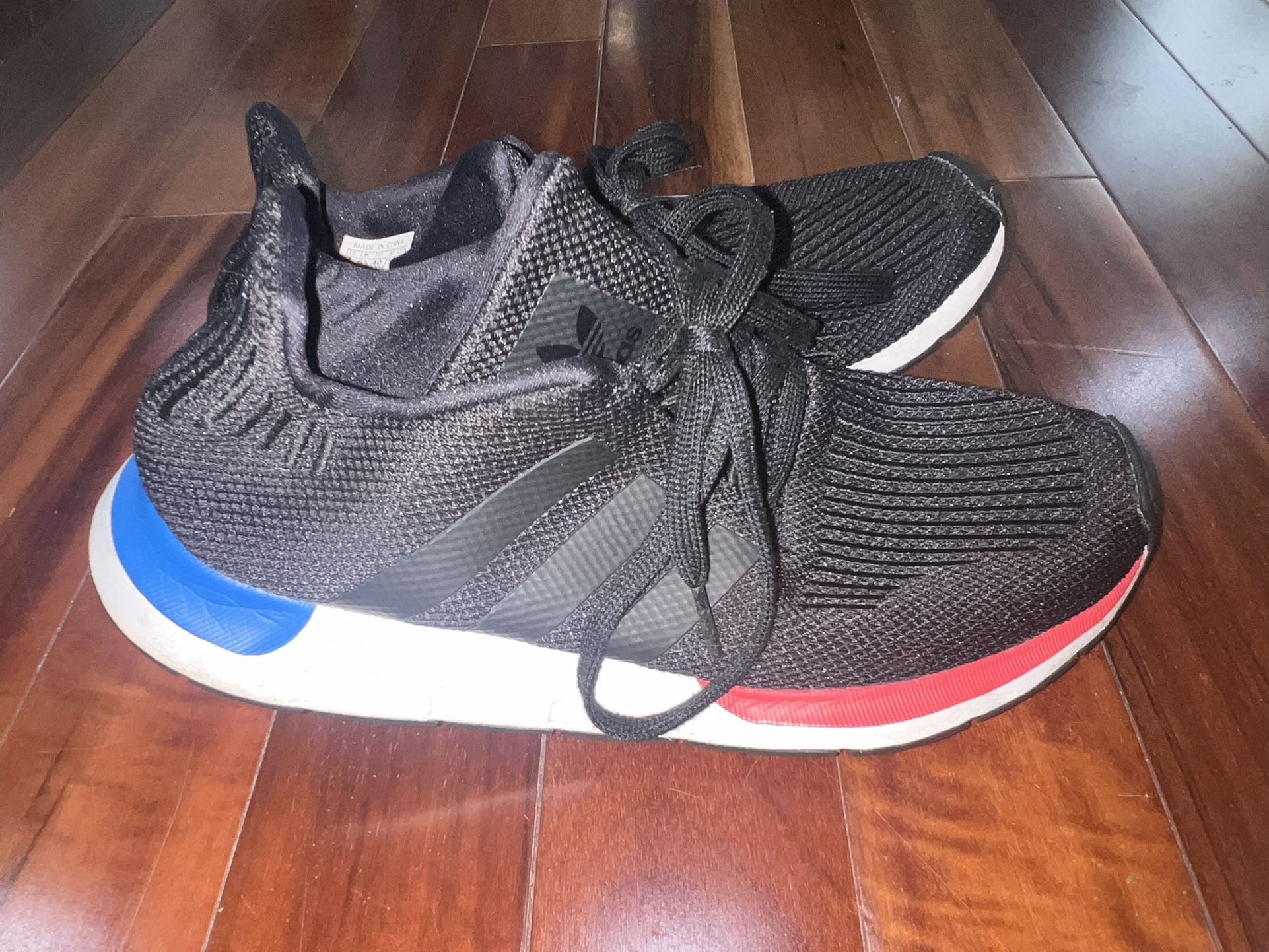 Adidas Swift Run Boys Size: 7 Black Red Blue Running Shoes EH1236 Womens 8.5