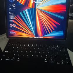 iPad Pro 12.9” 4th (512GB) 2020 w/Magic Keyboard BUNDLE!