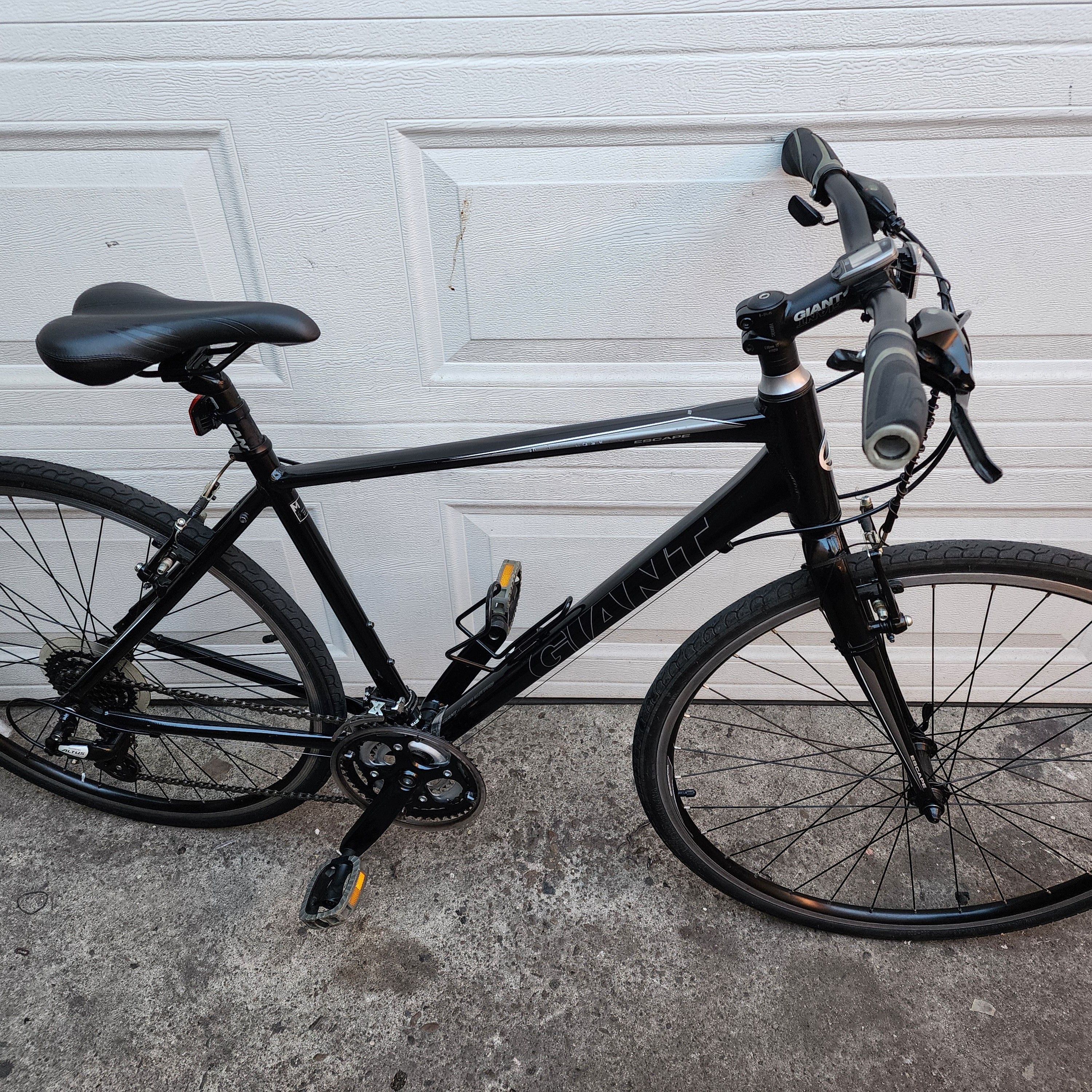 2019 Giant Escape Hybrid Commuter Road Bike