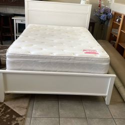 Full Size Bed  Great Condition / Matrimonial
