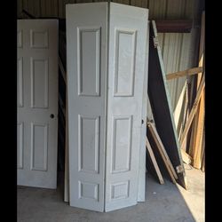 SINGLE MASONITE 30 X 79 BIFOLD DOOR 