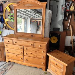 Real Wood Broyhill / Vaughn-Bassett Bedroom Set