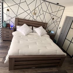 Cama King Size de Madera + 2 Mesitas de Noche – Excelente Estado