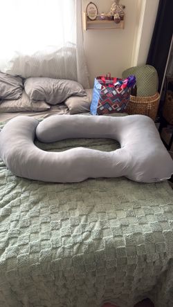 Pregnancy pillow (new)