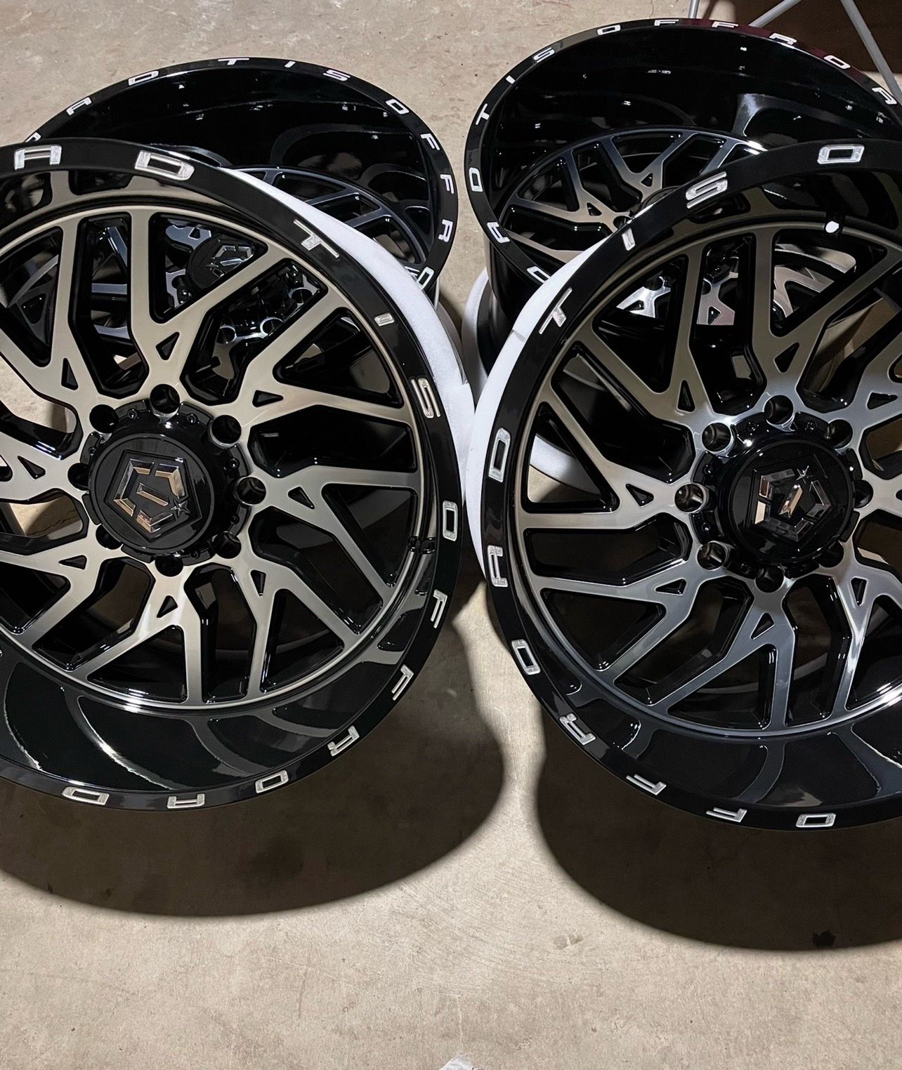 22x12 TIS OFF ROAD RIMS 8 LUG FITS FORD F250, F350,F450 FROM 1999 TO THE PRESENT PRICE NEGOTIABLE PRECIO NEGOCIABLE 22x12RINES TIS TODO TERENO 8
