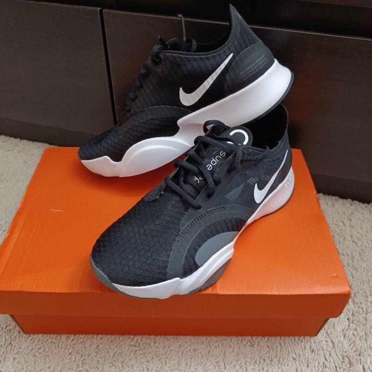 Nike women's superrep go size 6