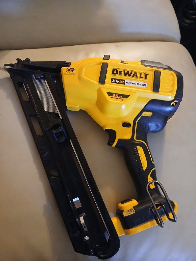 DEWALT
20V MAX XR Lithium-Ion Cordless 15-Gauge Angled Finish Nailer (Tool Only)