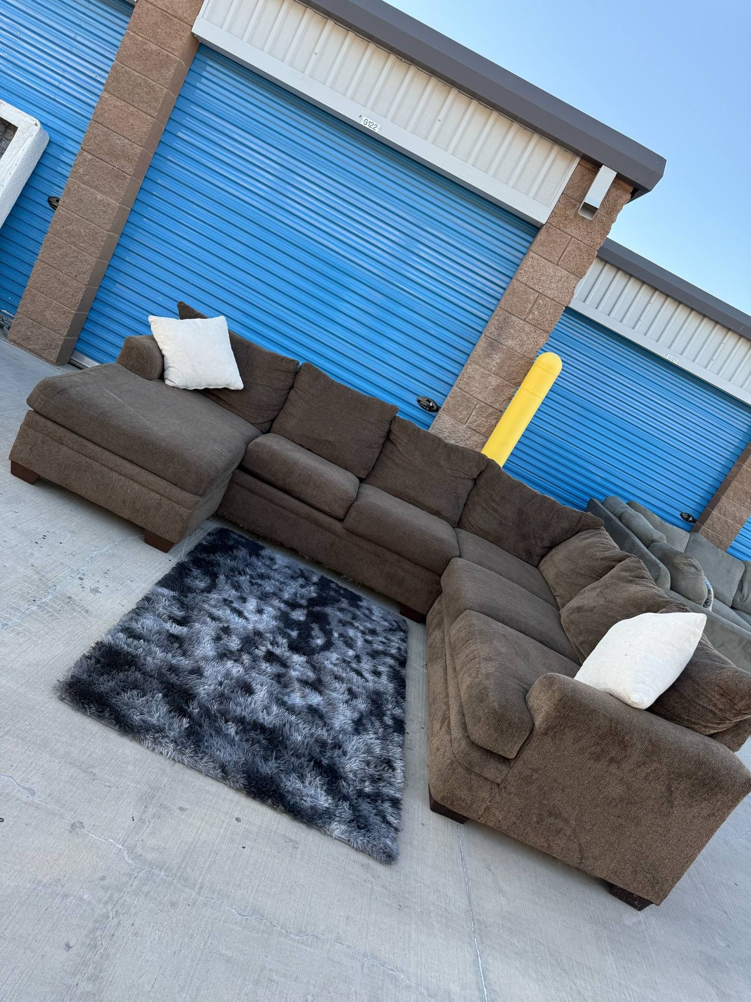 Couch L