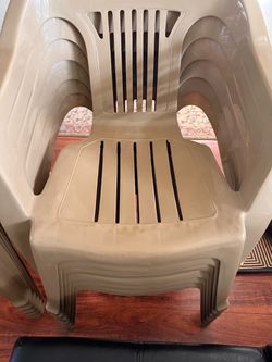 11 pcs plastic chairs in great condition $30 for all
