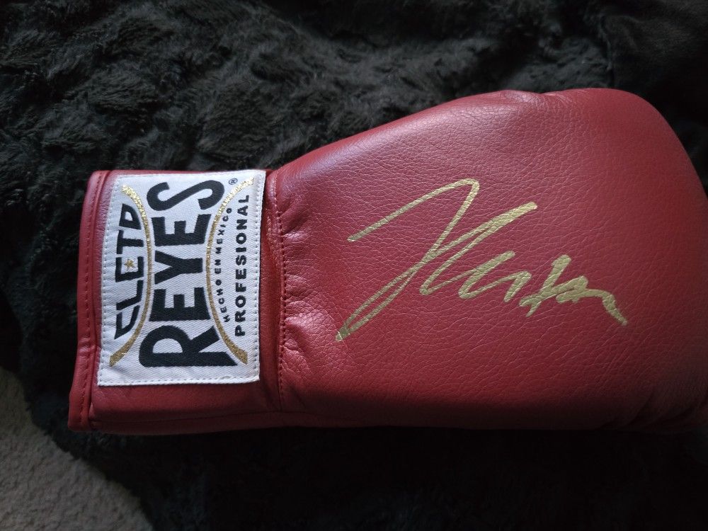 Chavez Autographed Reyes Boxing R Handed Glove Authentic. 