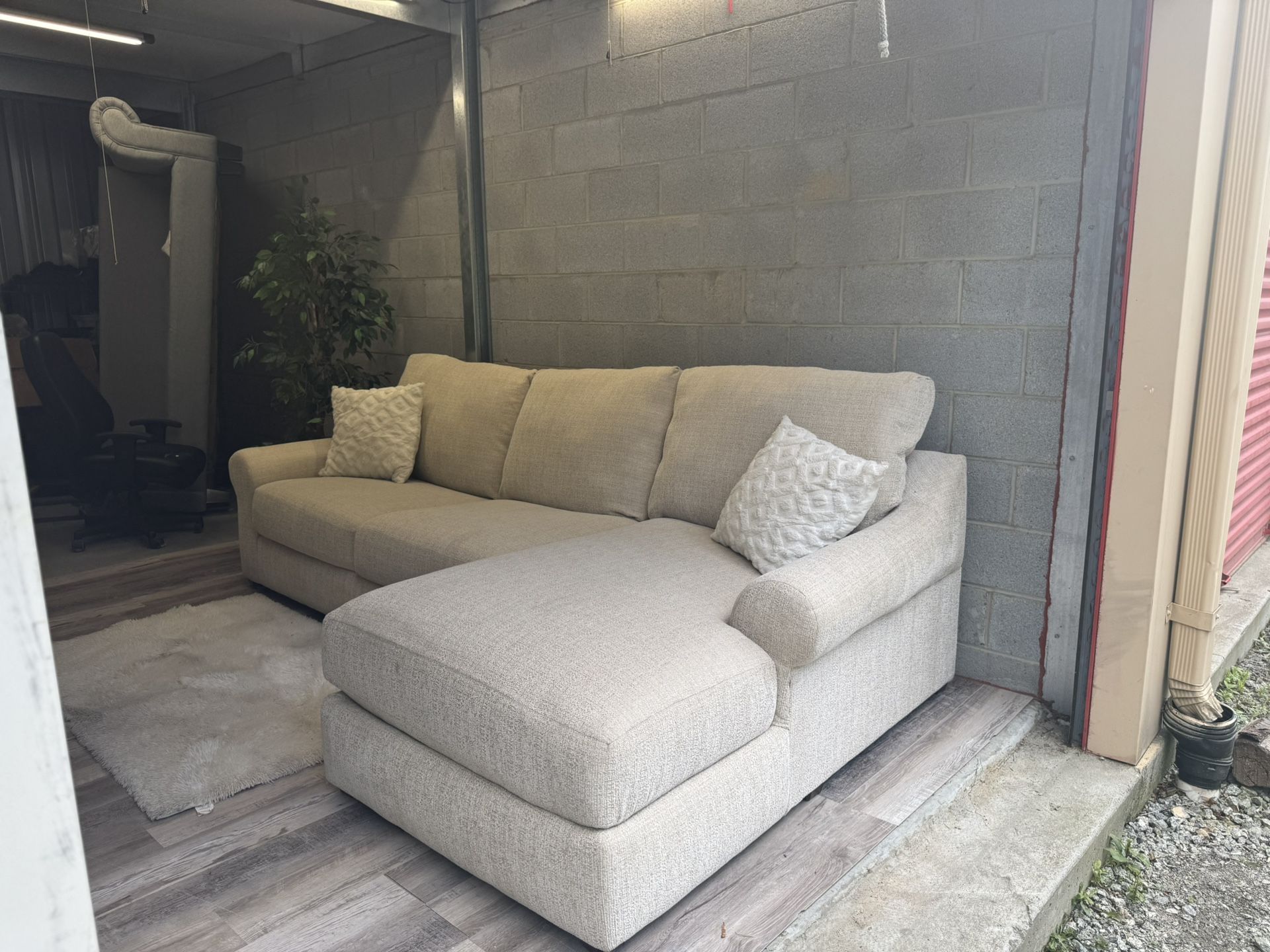 (Delivery) Plush Cream Sectional Couch/Sofa With Chaise 