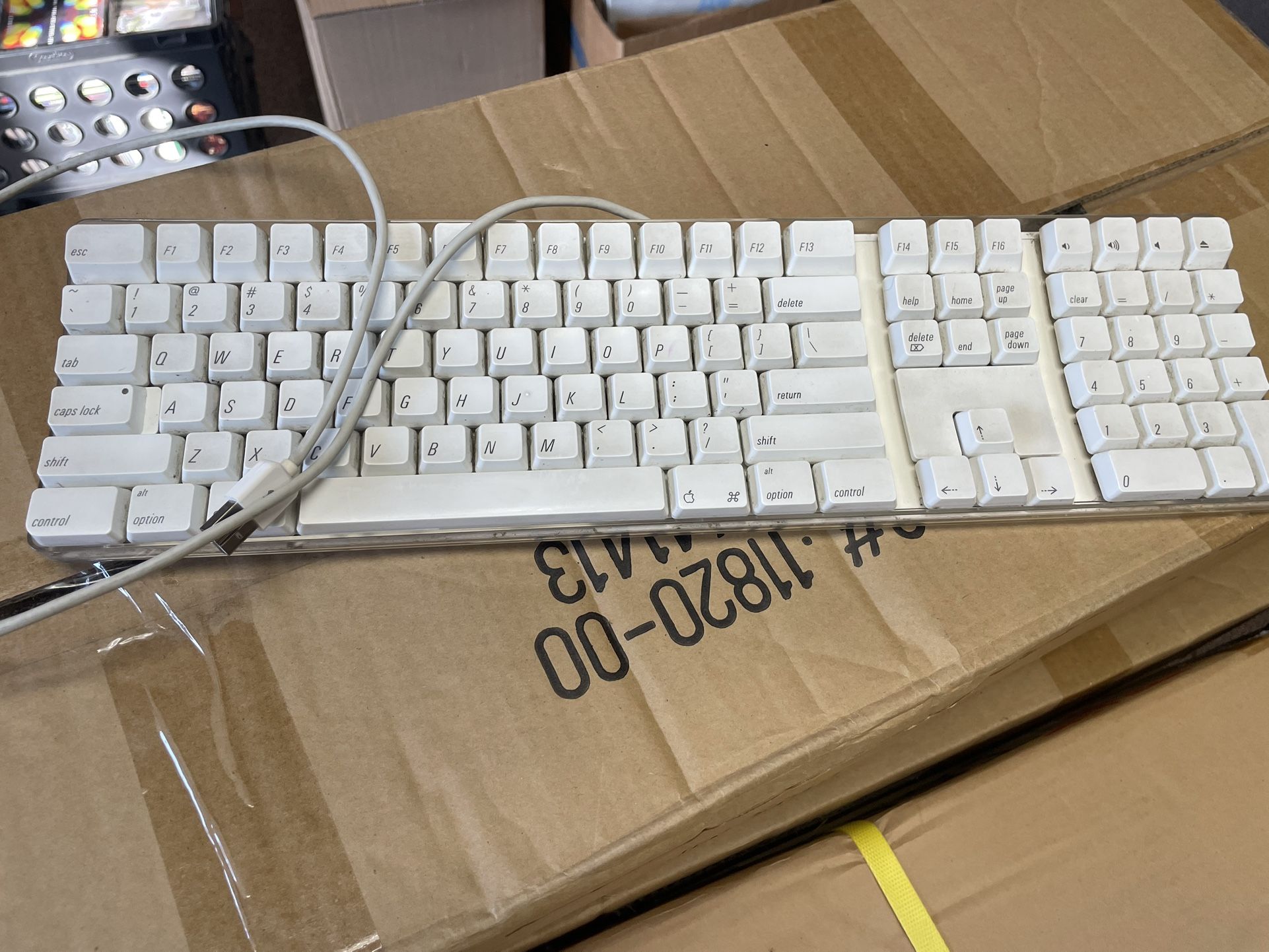 Apple Keyboard A1048 (White) – Classic USB Wired Keyboard