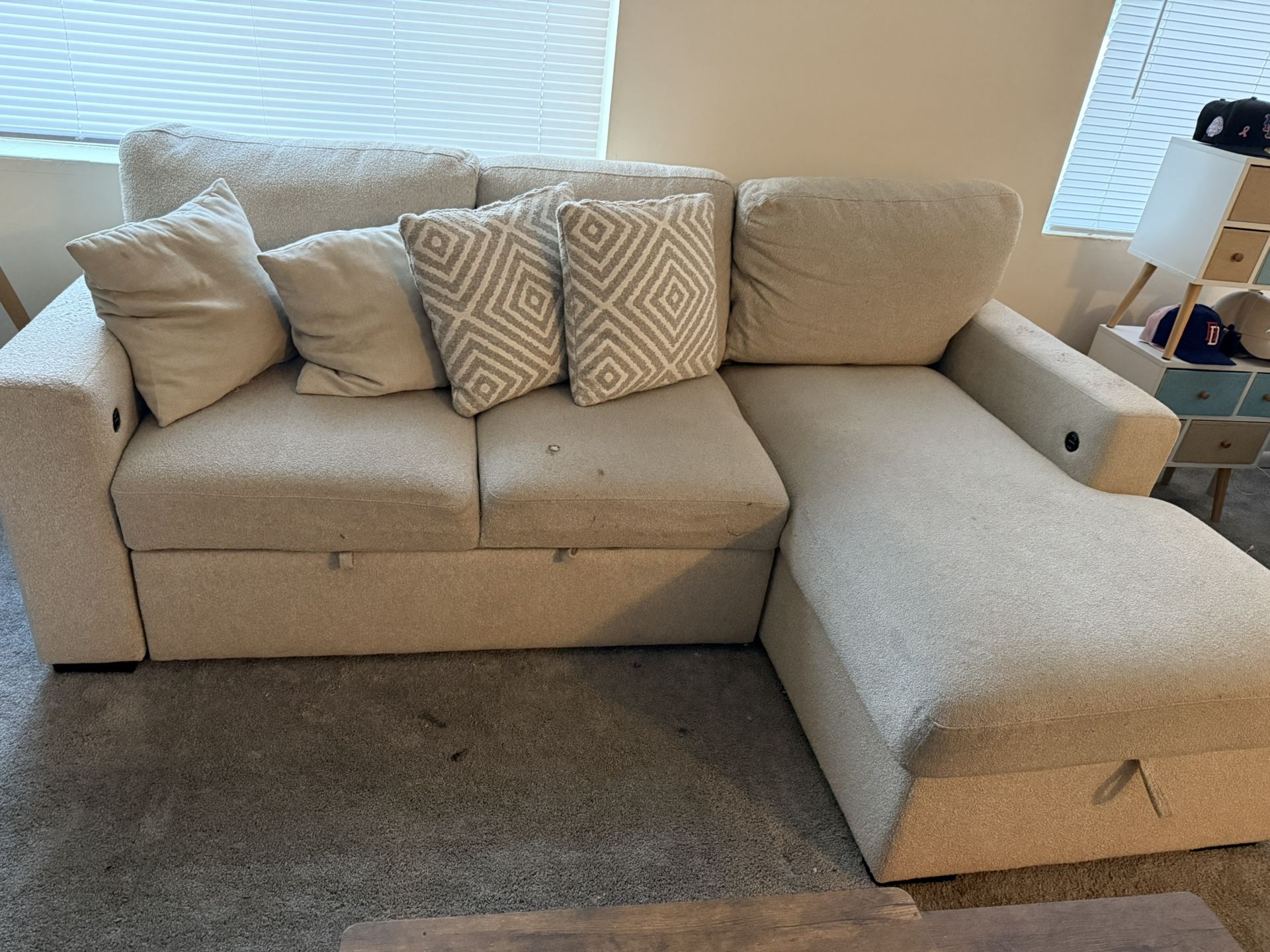 BEIGE SLEEPER SECTIONAL SOFA/COUCH