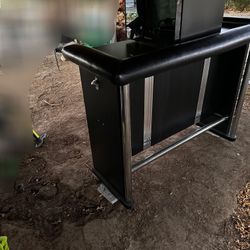 Mini Refrigerador Y Una Barra De Bar