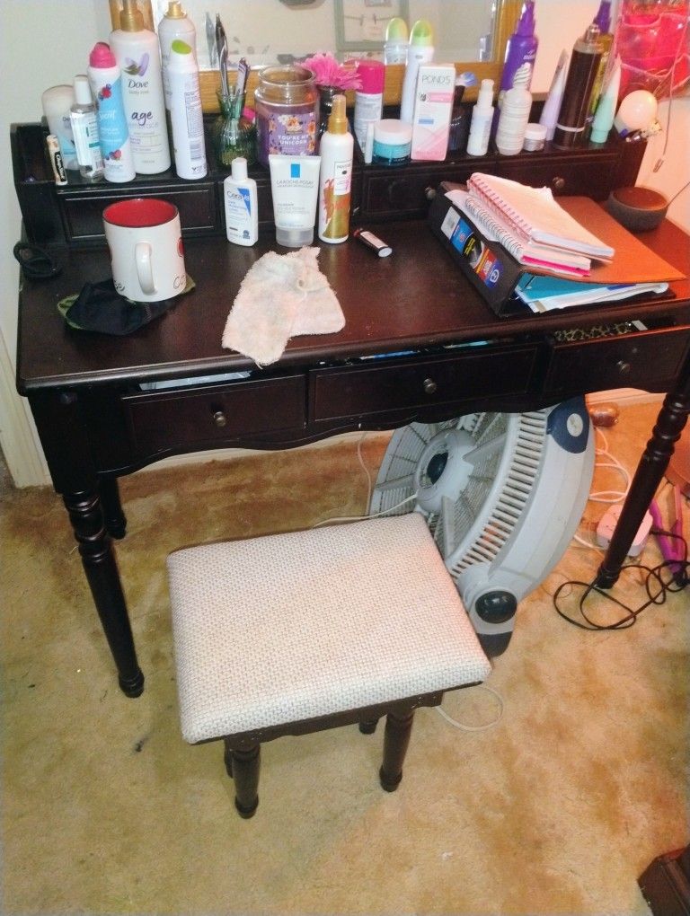 Vanity Desk And Has Chair