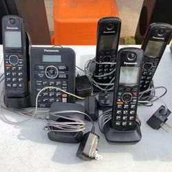 Panasonic 4 Phones w / Base. Answering Machine 
