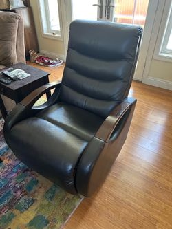Recliner that swivels