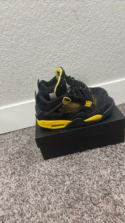 Air Jordon’s 4s Color Black and Yellow (need to sell fast)