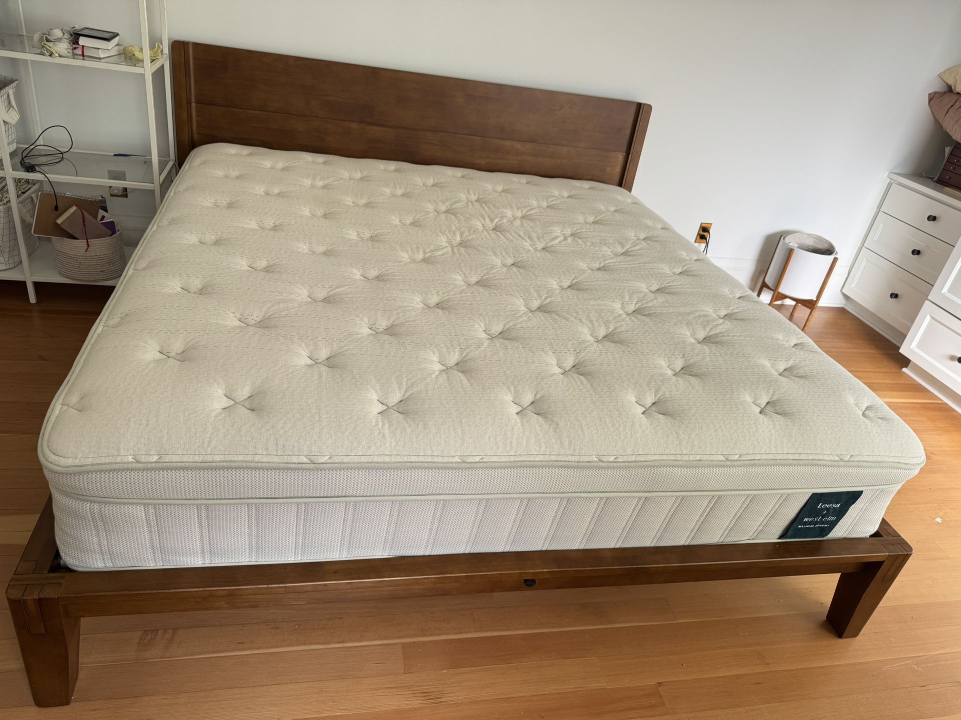 Like New Leesa Natural Hybrid King Mattress