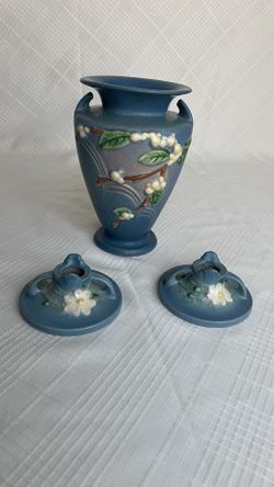 Roseville pottery set. Snobbery blue base (1947) and candle holders apple blossom. (1949)