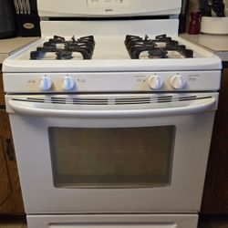 Kenmore 4 burner gas stove/oven - white
