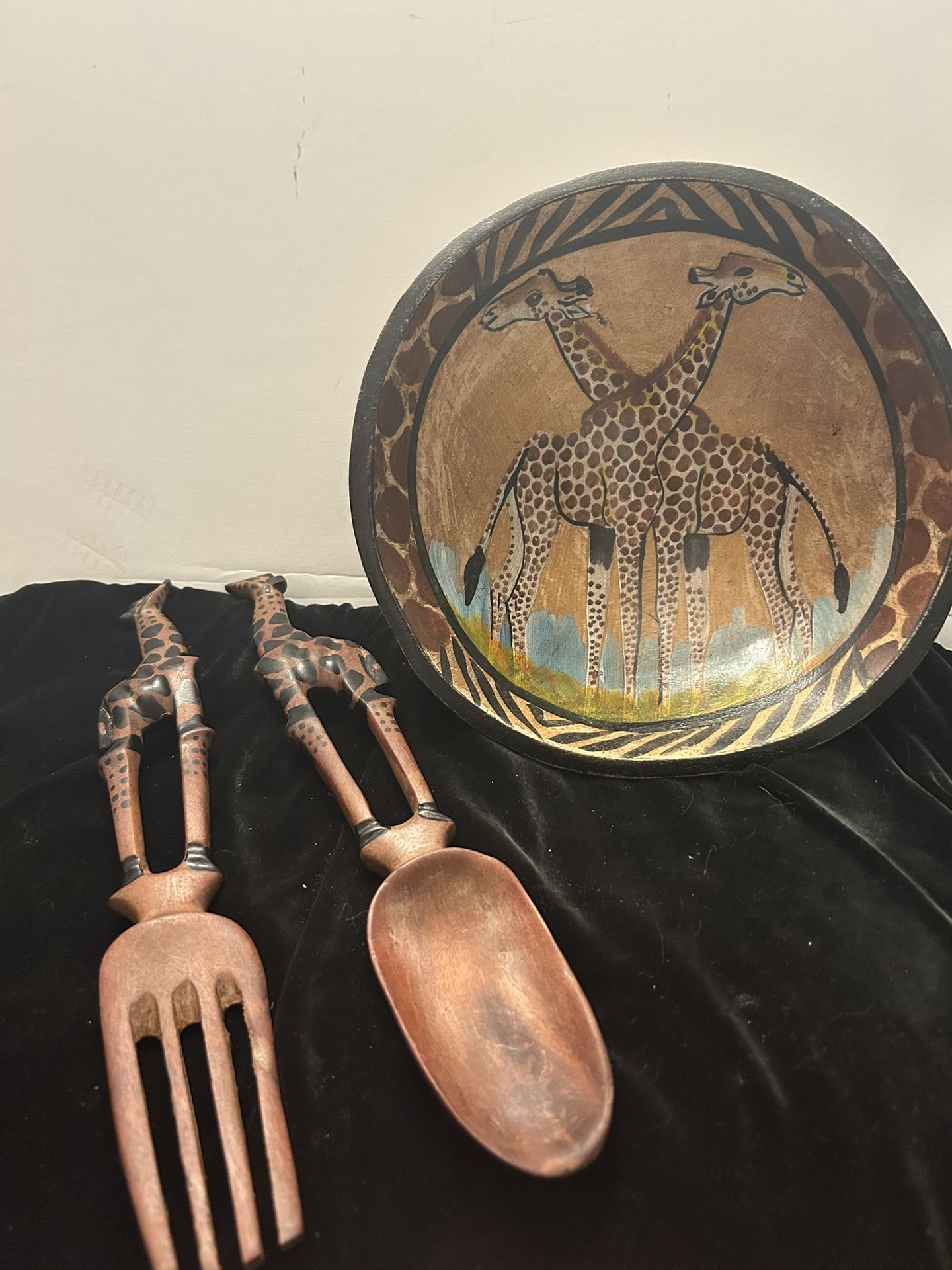 African Wooden Oval Bowl And Giraffe Utinsils
