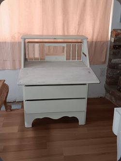 Drop leaf desk