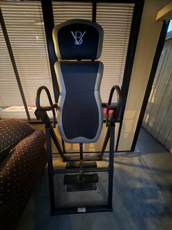 Vertical knee raise machine
