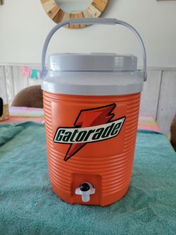 Rubbermaid Gatorade 2 Gallon Beverage Cooler