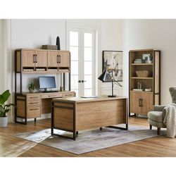 Executive Desks – Multiple Finishes